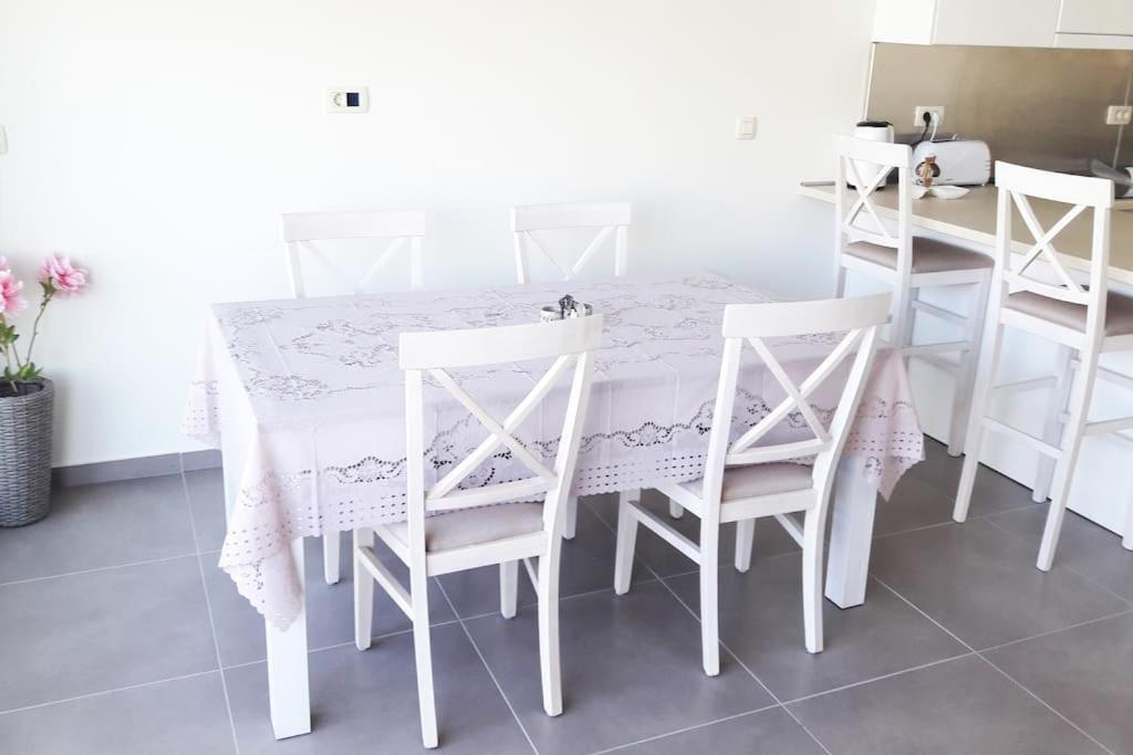 2Br Apartment With Pool โกตอร์ ภายนอก รูปภาพ